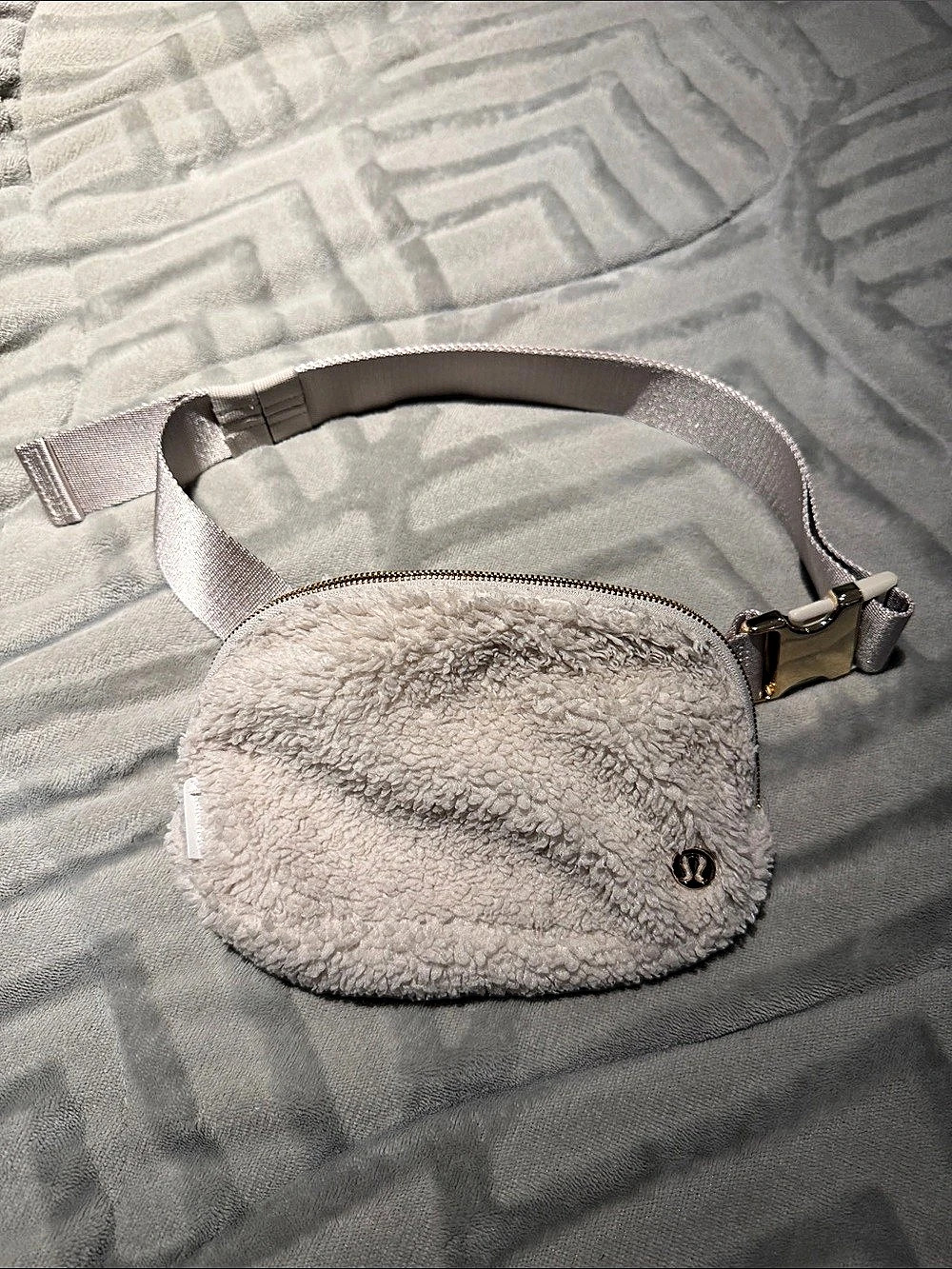 lululemon Everywhere Belt Bag *Fleece Sherpa Crossbody Bag in Cream